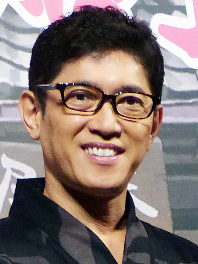 【画像・写真】薬丸裕英　主婦向け番組のポスター撮りでガン黒姿「この人のせいです！」　指差された超大物芸人