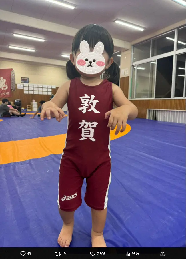 【画像・写真】レスリング五輪金メダリスト　2歳娘が競技デビューで銀メダル　「可愛らしい」「すごい」の声