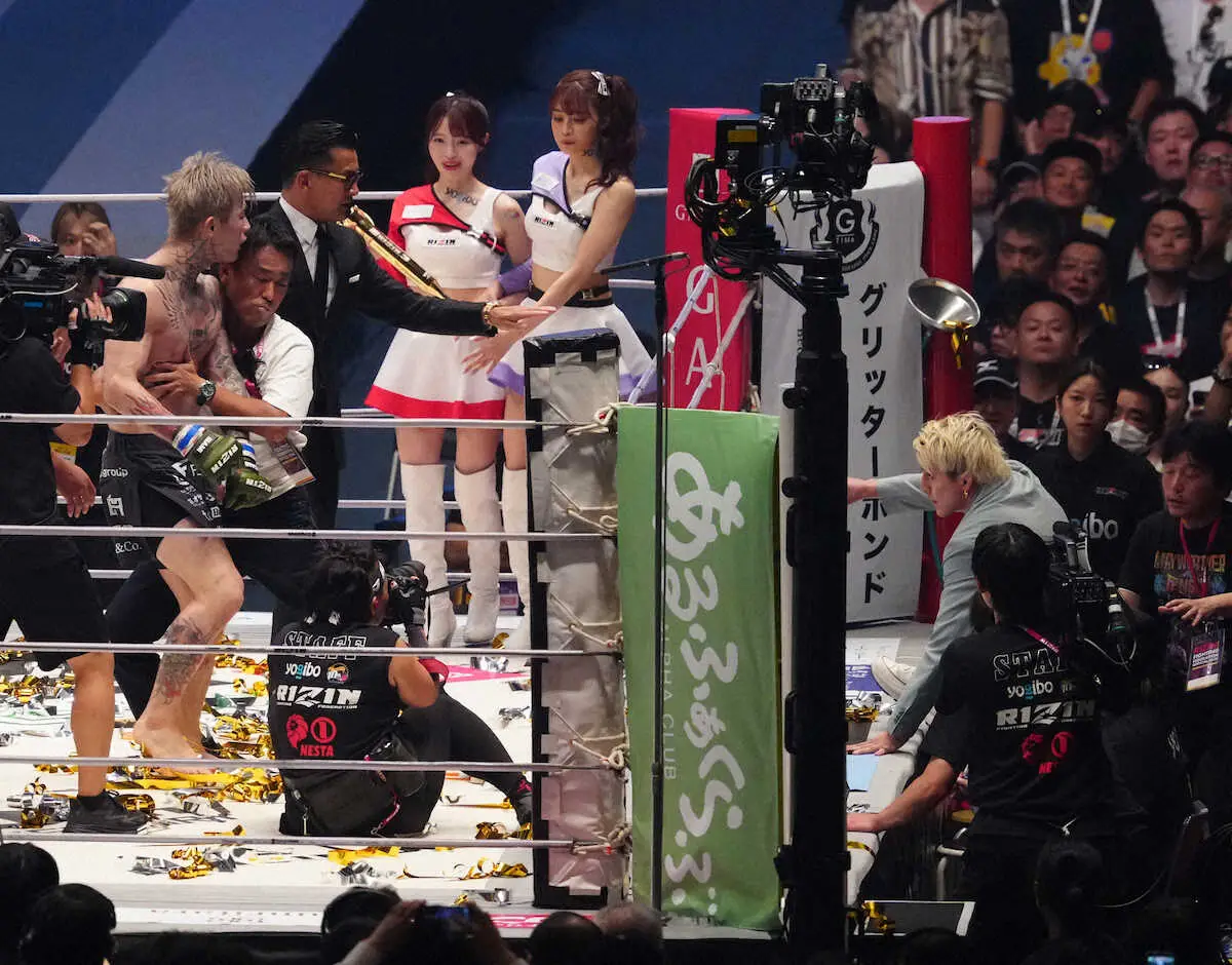 【画像・写真】＜超RIZIN3＞鈴木（右）と一触即発の平本（撮影・島崎忠彦）