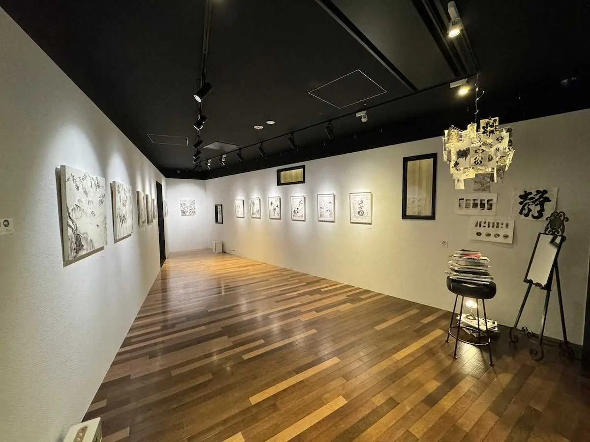 【画像・写真】墨のみで絵画描くアーティスト・なごん単独インタビュー　個展では完売続出