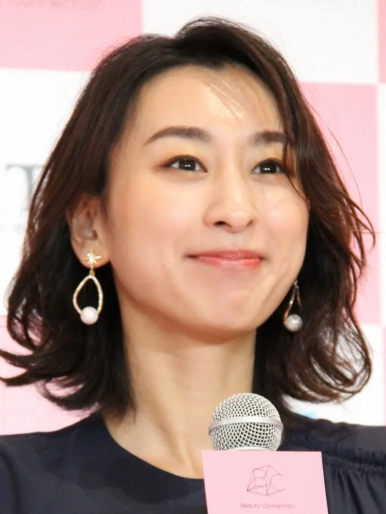 【画像・写真】浅田舞「日焼けしちゃいました」沖縄の海満喫ショットに「リフレッシュ良いですね」「めっちゃ似合ってる」