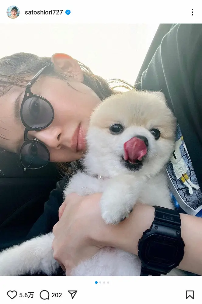 【画像・写真】佐藤栞里「新潟に帰省しました」愛犬と実家満喫ショットに「Tシャツが気になる」「可愛いすぎて5度見」