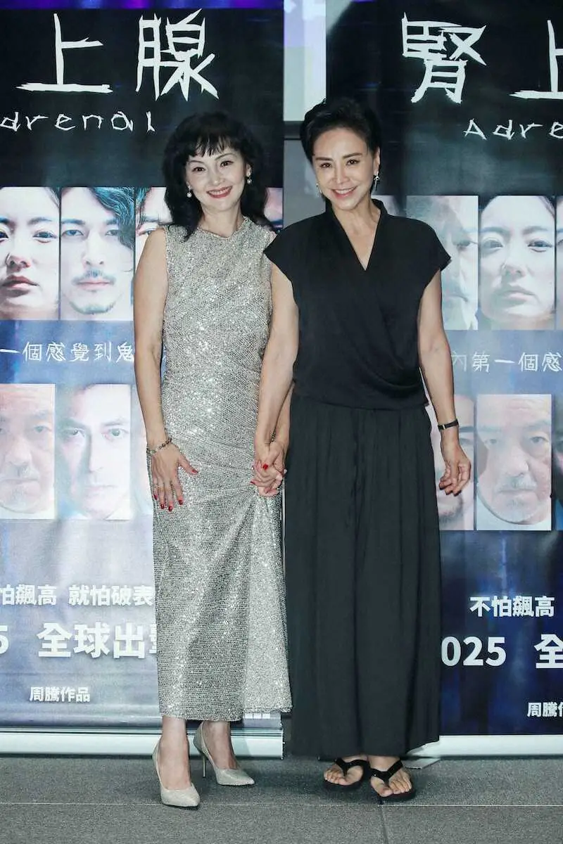 【画像・写真】南果歩　華やかシルバードレスで登場　台北で出演映画記者会見　流ちょうな中国語で「台湾が好き」