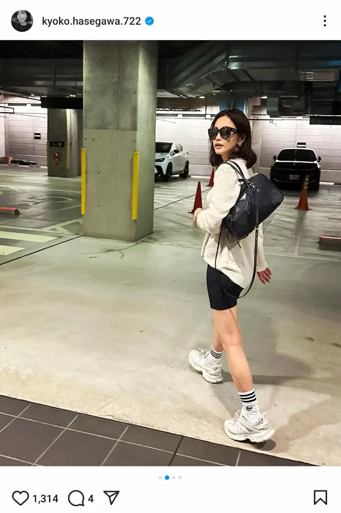 【画像・写真】2児の母・長谷川京子　スニーカーのカジュアルコーデに「娘さんかと」「高校生」「お洒落で可愛い」