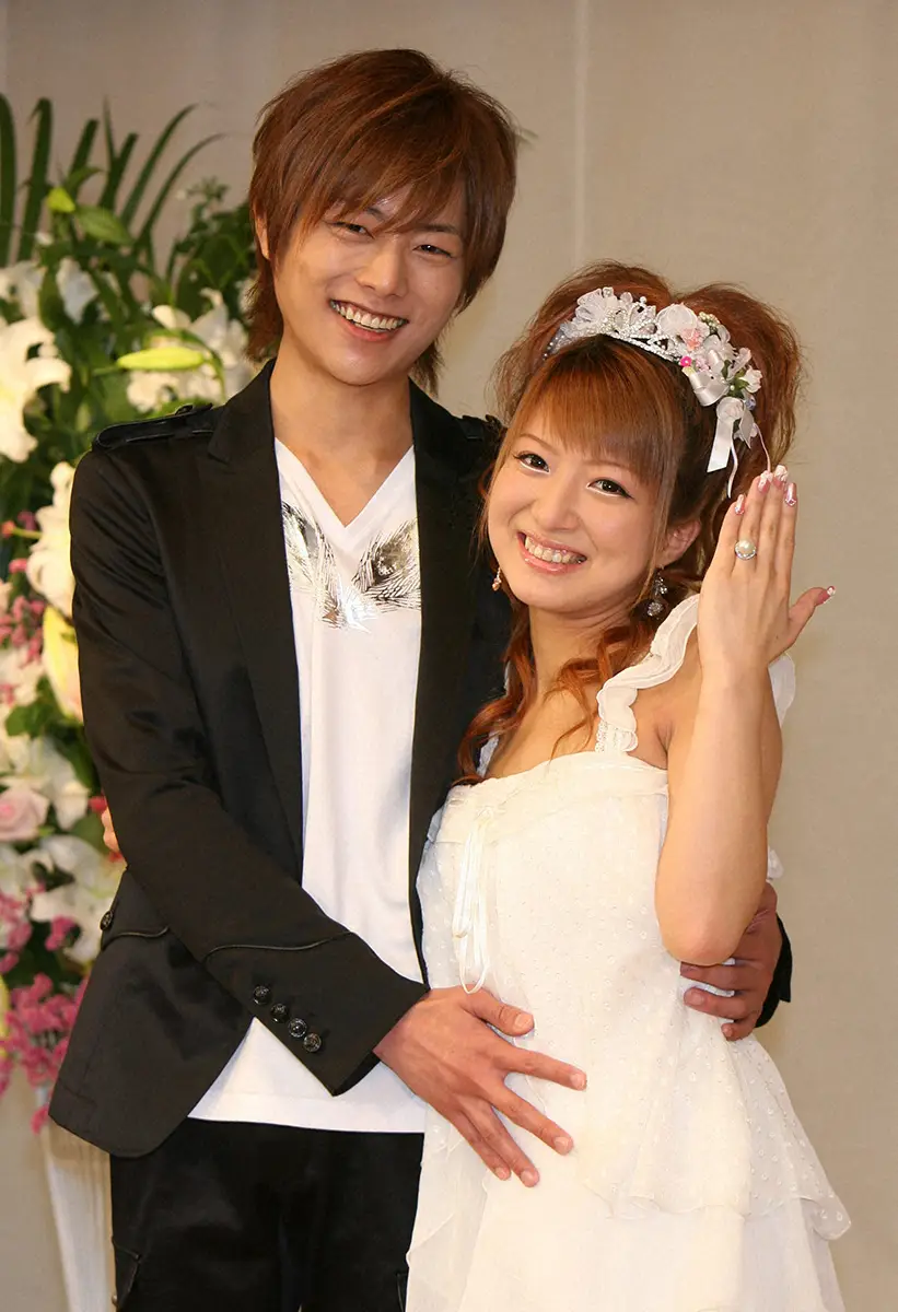 【画像・写真】2007年5月、結婚会見で婚約指輪を披露する辻希美（右）と、お腹の子供を気づかう杉浦太陽