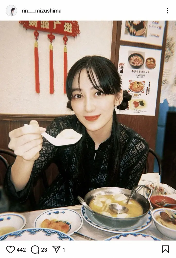 【画像・写真】斉藤由貴の長女・水嶋凜　地元で点心楽しむプラベショットに「お団子ヘア可愛い」「なんて癒やし」の声