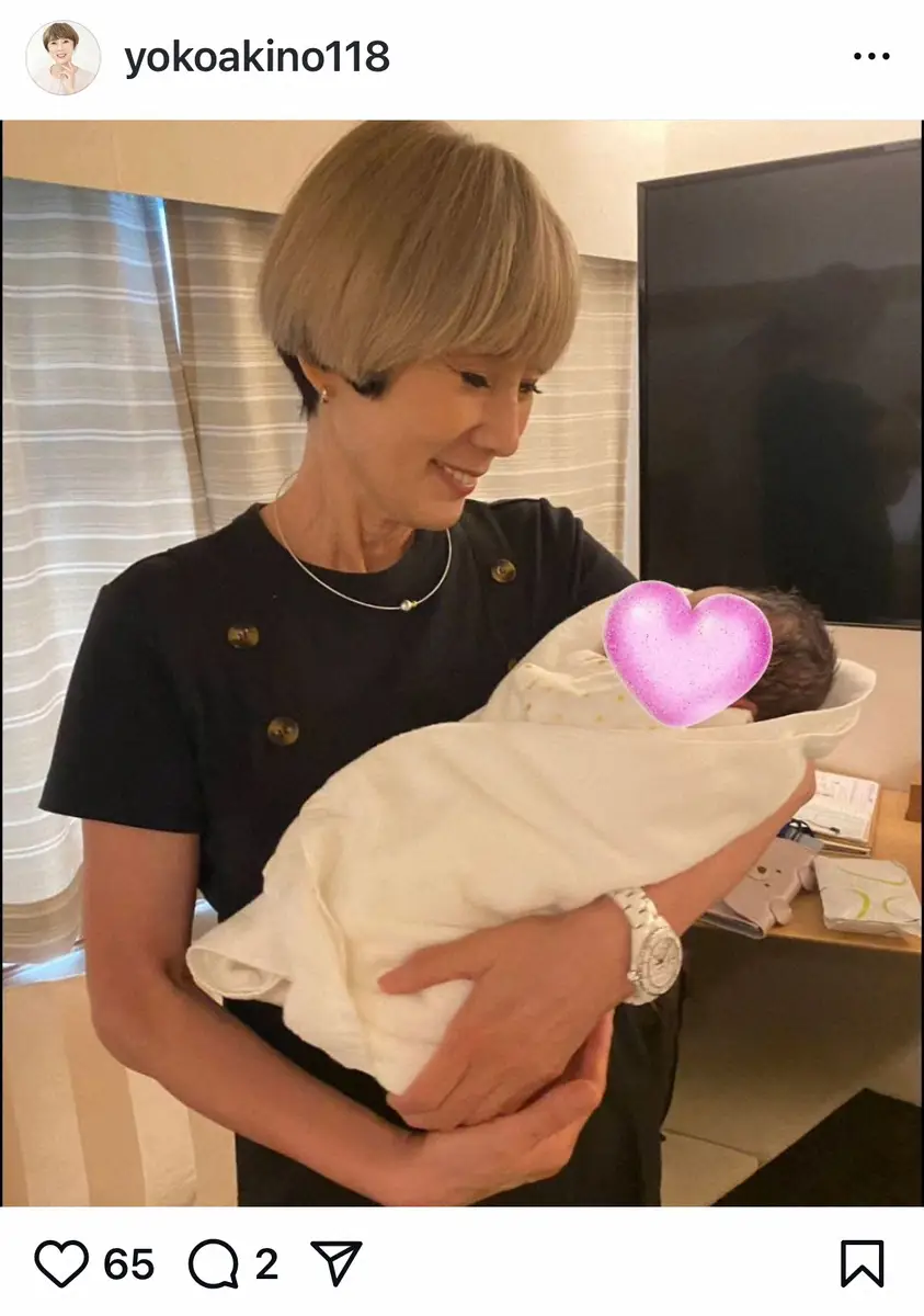 【画像・写真】秋野暢子「なんだかずーっと見ていられます」　生まれたばかりの初孫抱く姿披露に「素敵な写真」の声