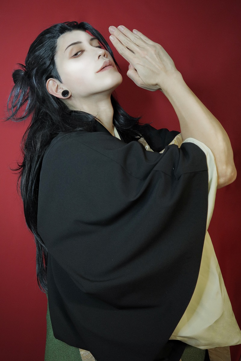 Beyond Dimensions: Geto Suguru’s Mysterious Allure Captivates in Jujutsu Kaisen Cosplay