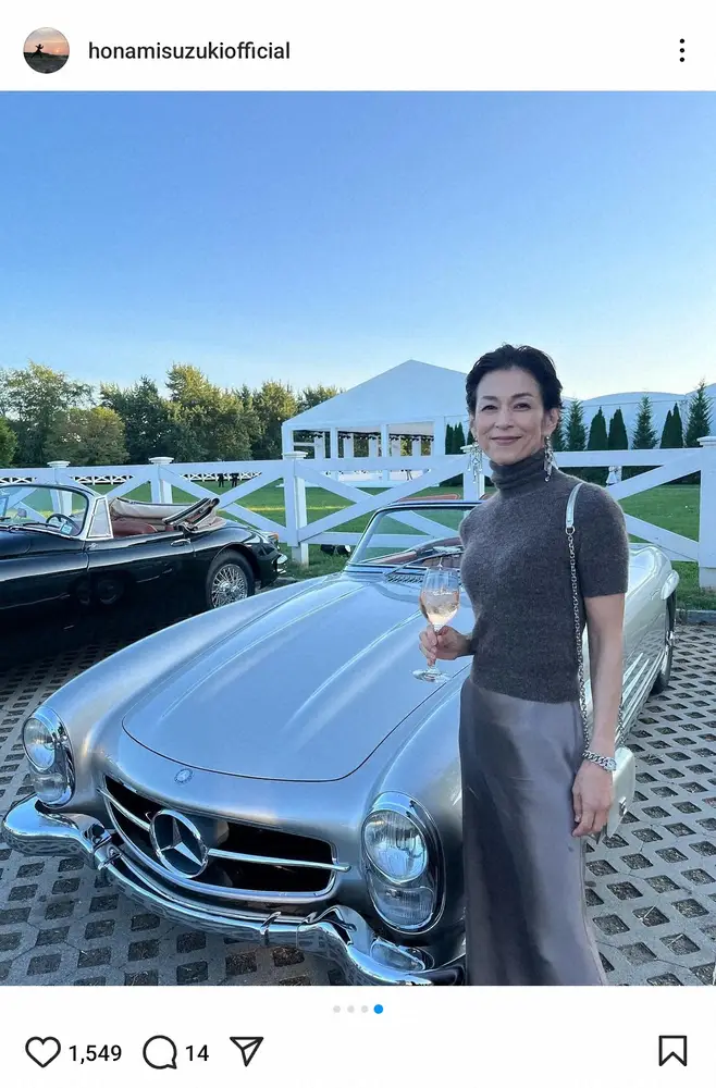 【画像・写真】鈴木保奈美　クラシックカーとのゴージャスショットに「本当に憧れ」「お似合い」「ますます綺麗に」の声
