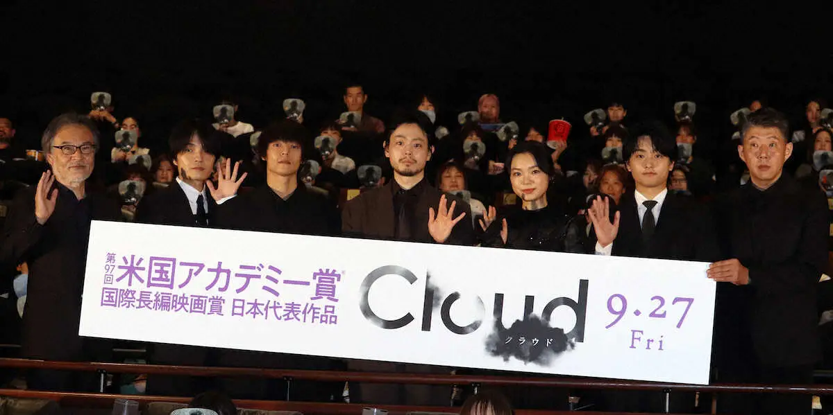 【画像・写真】映画「Cloud　クラウド」のジャパンプレミアに出席した（左から）黒沢清監督、岡山天音、窪田正孝、菅田将暉、古川琴音、奥平大兼、荒川良々