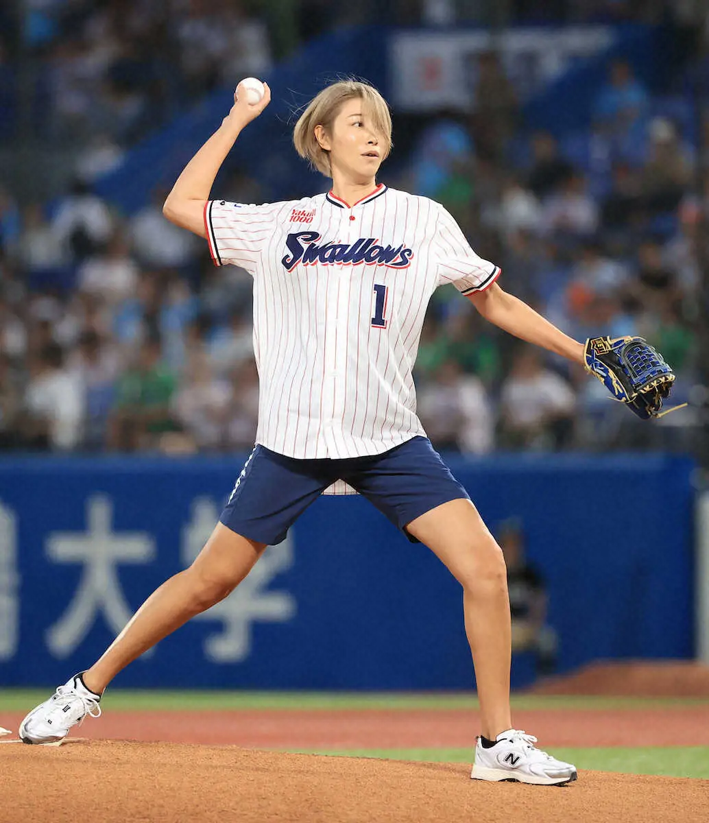 【画像・写真】狩野舞子さん「ウォ～！」神宮どよめく快速球！ショーパン金髪ボブで美フォームど真ん中始球式「脚長っ！」
