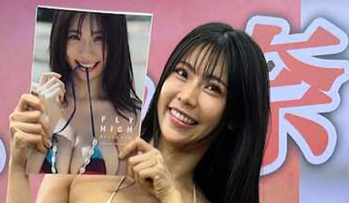 【画像・写真】グラビア界のレジェンド・鈴木ふみ奈がデビュー15周年写真集「おなかを見て」