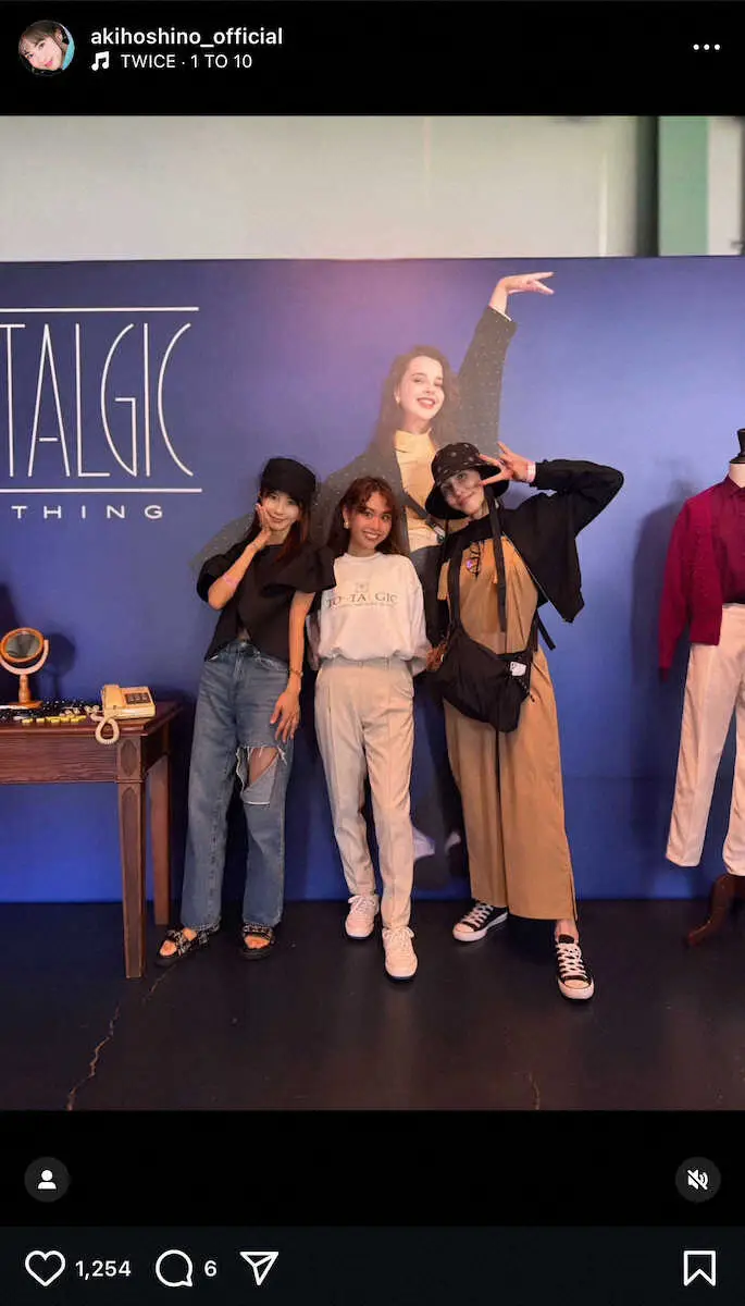 【画像・写真】47歳・ほしのあき　展示会でミニスカ美脚S！豪華なタレント集合写真も投稿「美しすぎて頭が混乱」の声