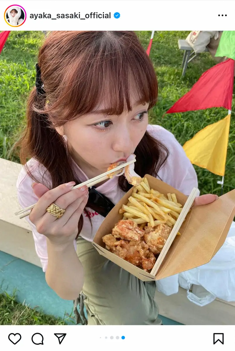 【画像・写真】ももクロ・佐々木彩夏　フェス飯を満喫！　ビール＆唐揚げショットに「可愛すぎる」「似合う」の声