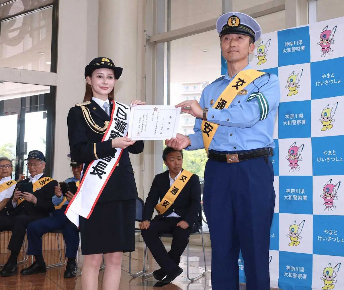 【画像・写真】ダレノガレ明美　神奈川県警大和署で一日署長　子供の手をぎゅっと握って!