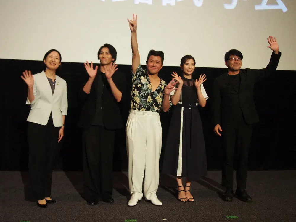 【画像・写真】映画「Good Dreams」の完成披露試写会舞台あいさつに出席した江東区長・大久保朋果氏、寺坂頼我、渡辺隆二郎、松田有咲、井上竜太監督