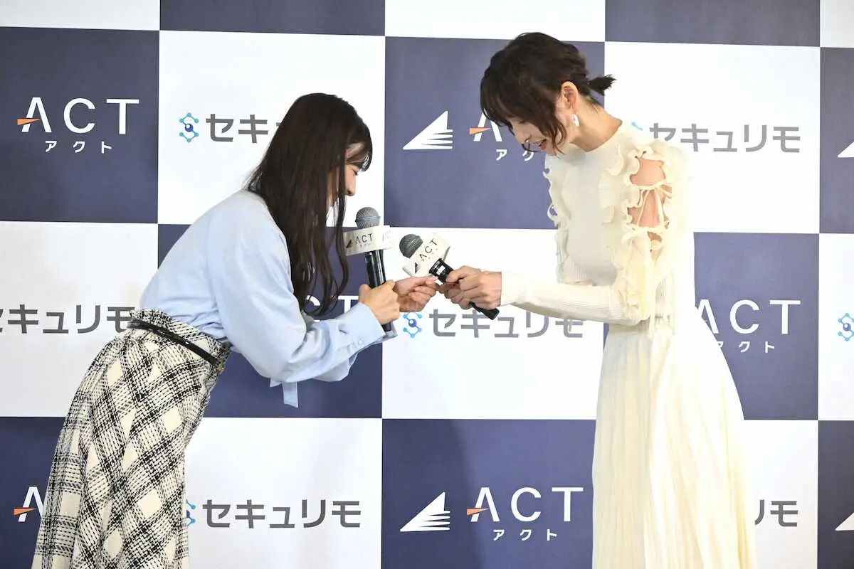 【画像・写真】篠田麻里子　44歳実業家と交際発表後初の公の場　交際順調？問いかけに笑顔「ありがとうございます」