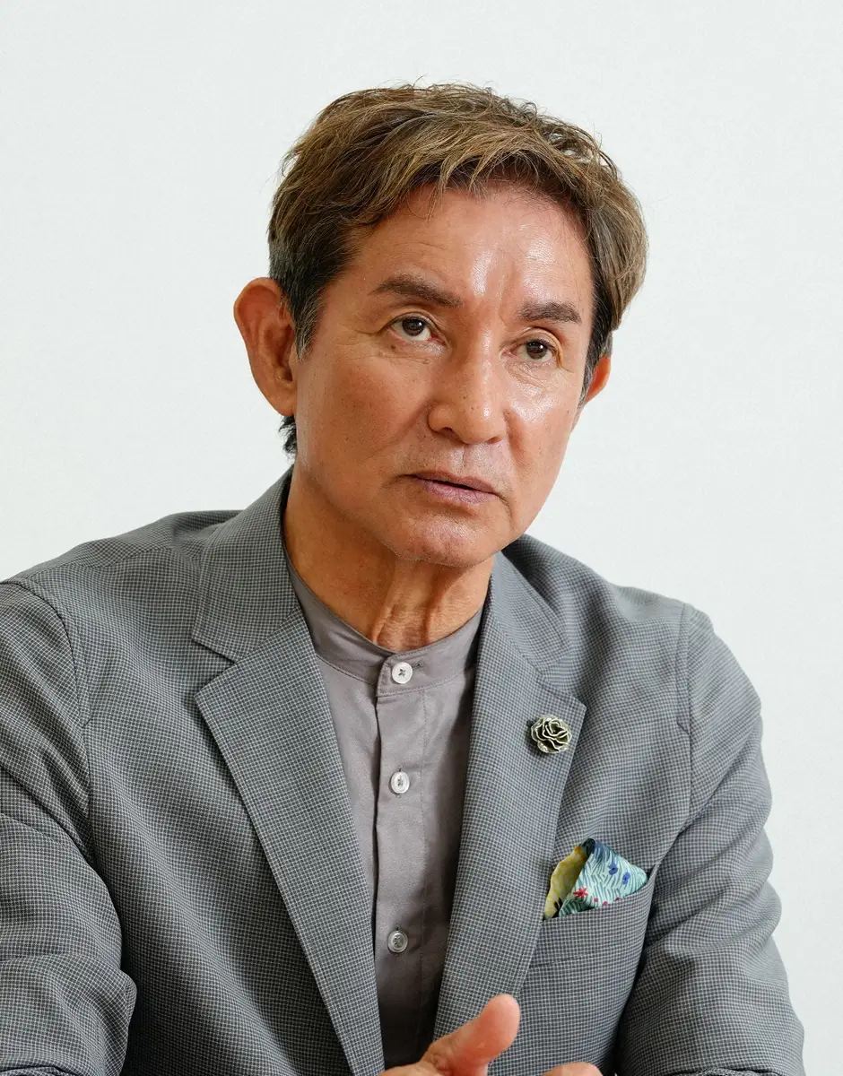 食事会で笑顔を見せる（左から）柴敏夫、田中健、松崎しげる、西田敏行