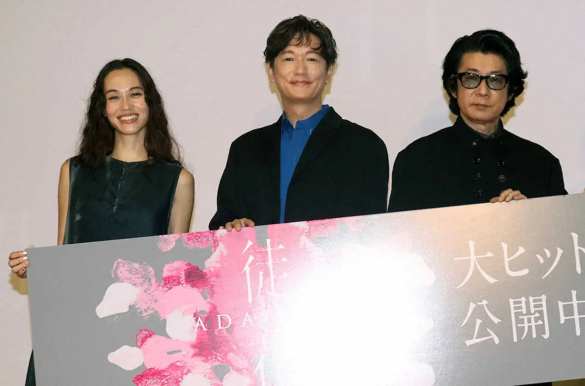 【画像・写真】映画「徒花」の初日舞台挨拶を行った（左から）水原希子、井浦新、永瀬正敏