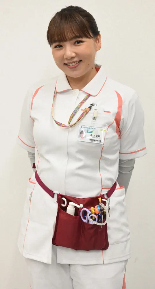 【画像・写真】こんなナースいそう！！必需品を入れたポーチを下げた姿もかわいらしい野呂佳代（撮影　小渕日向子）