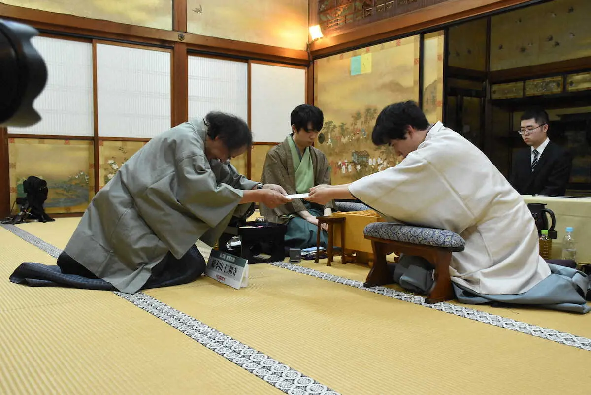 【画像・写真】藤井竜王　角成りも「どうぞ」と地下鉄飛車　第3局1日目午後　佐々木八段は7年ぶりの対応を見せる