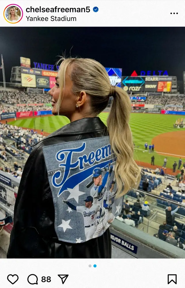 【画像・写真】フリーマンの元女優妻“オリジナルジャケット”でWS第5戦応援　背面には夫への深い愛がビッシリ！