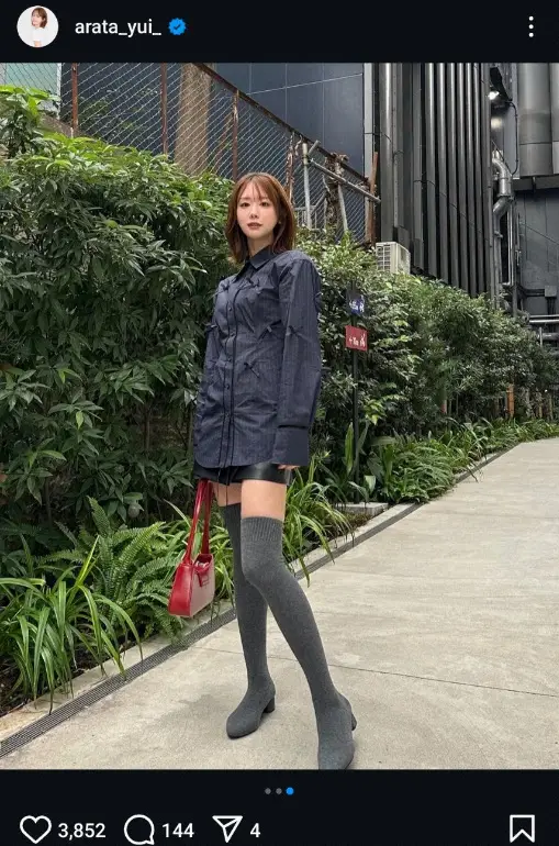 【画像・写真】“美しすぎるラウンドガール”あらた唯　ミニ＆ソックスブーツ姿披露に「カッコ可愛い」「足長！」