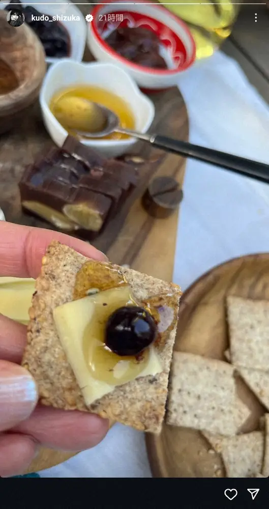 【画像・写真】工藤静香「クラッカーがない。作るべし」木製プレートに並んだヘルシーな軽食を愛犬と自宅庭で堪能