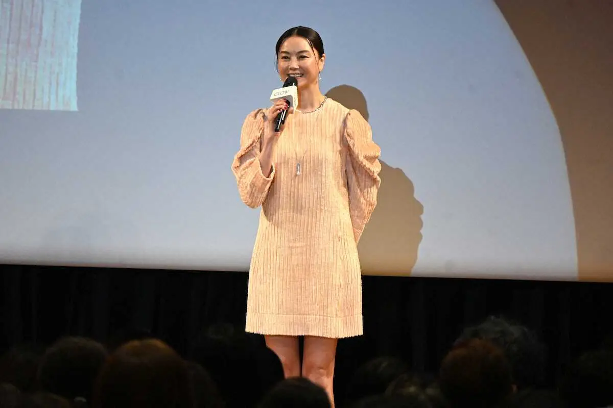 【画像・写真】観月ありさ「久々にミニスカートはいてみました」トークショーで早着替え　美脚披露に会場騒然「きゃ～」