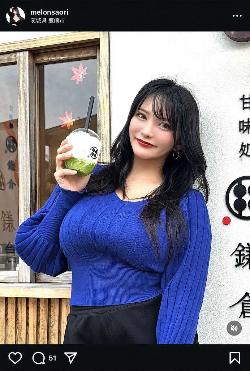 【画像・写真】ナイスバディーで話題のラウンドガール「メロン大好き！」　青ニット姿に「可愛すぎ」「美人」の声