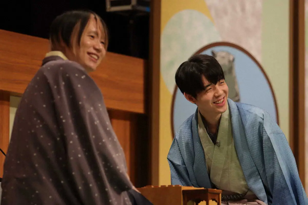【画像・写真】藤井聡太王将　佐藤天彦九段とエキシビションマッチ「非常に難しい将棋で、充実感」