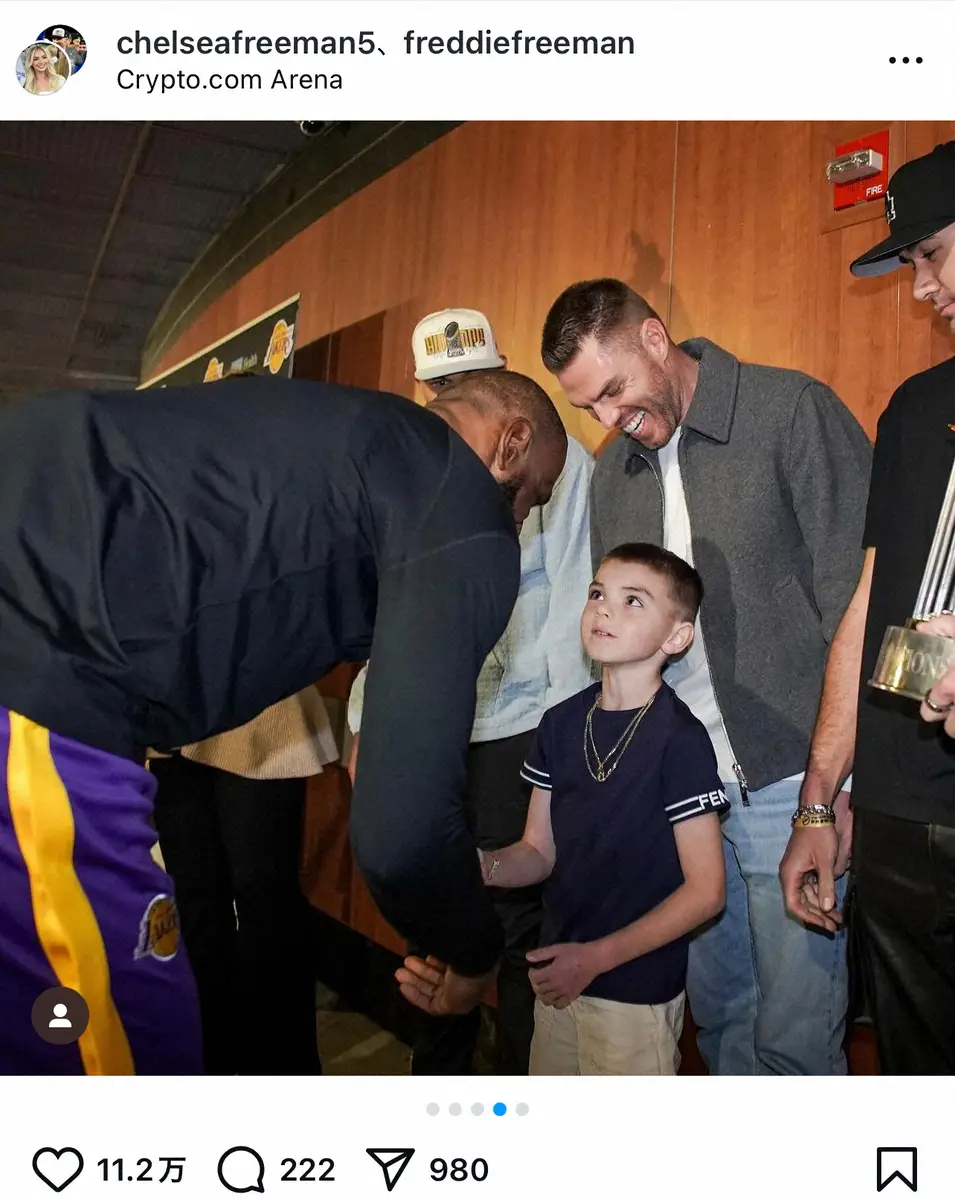 【画像・写真】ド軍フリーマンの元モデル妻、家族でNBA観戦を報告　長男チャーリー君はレブロンと握手…目がキラキラ！