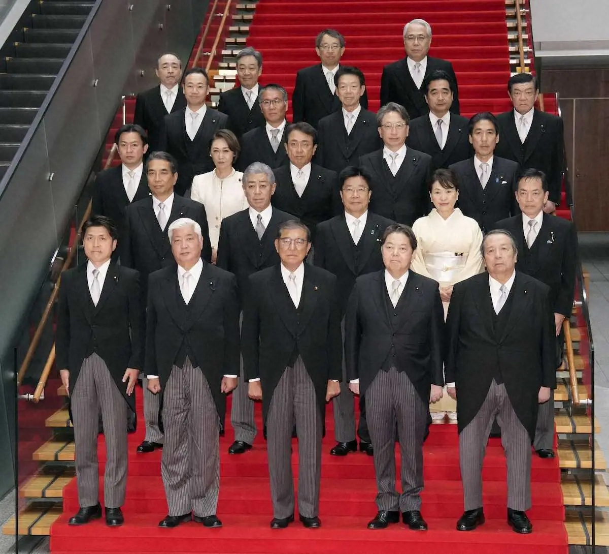 【画像・写真】第2次石破内閣“ひな壇写真”今度は大丈夫？　前回の反省生かすも「記念撮影の時は起きてるんですね」の声