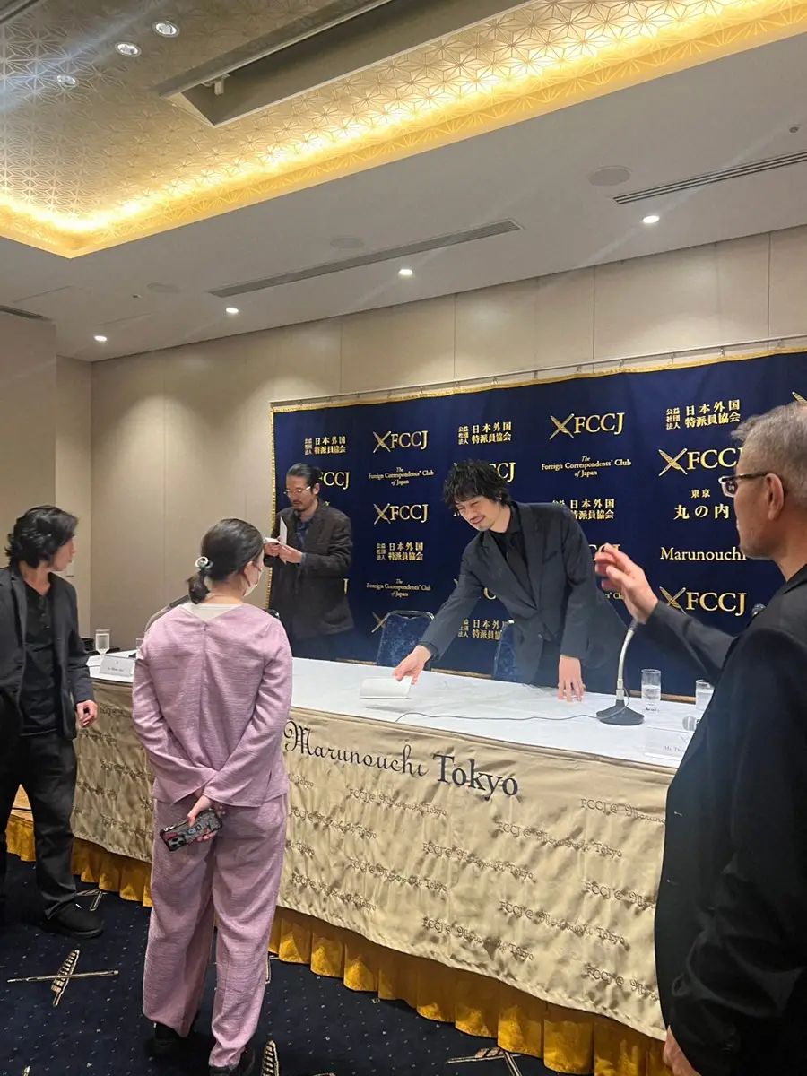 【画像・写真】齋藤工　流暢な英語あいさつに拍手「英語力には限りが…ここからは日本語で」記念にネームプレート持ち帰る