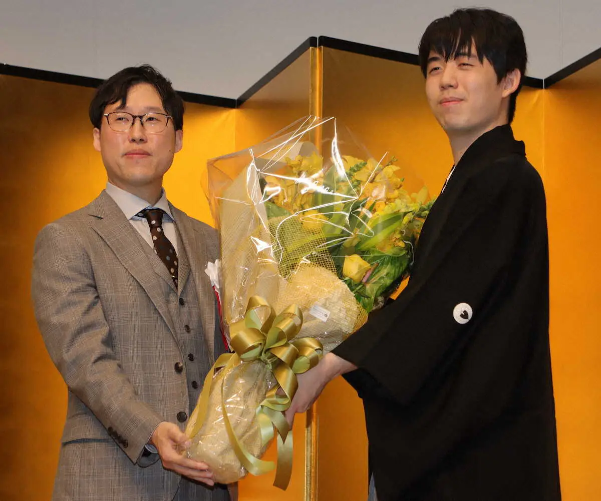 【画像・写真】藤井聡太王位　就位式で囲碁・井山裕太3冠から祝辞「囲碁は世界戦もある…本当に素晴らしい」