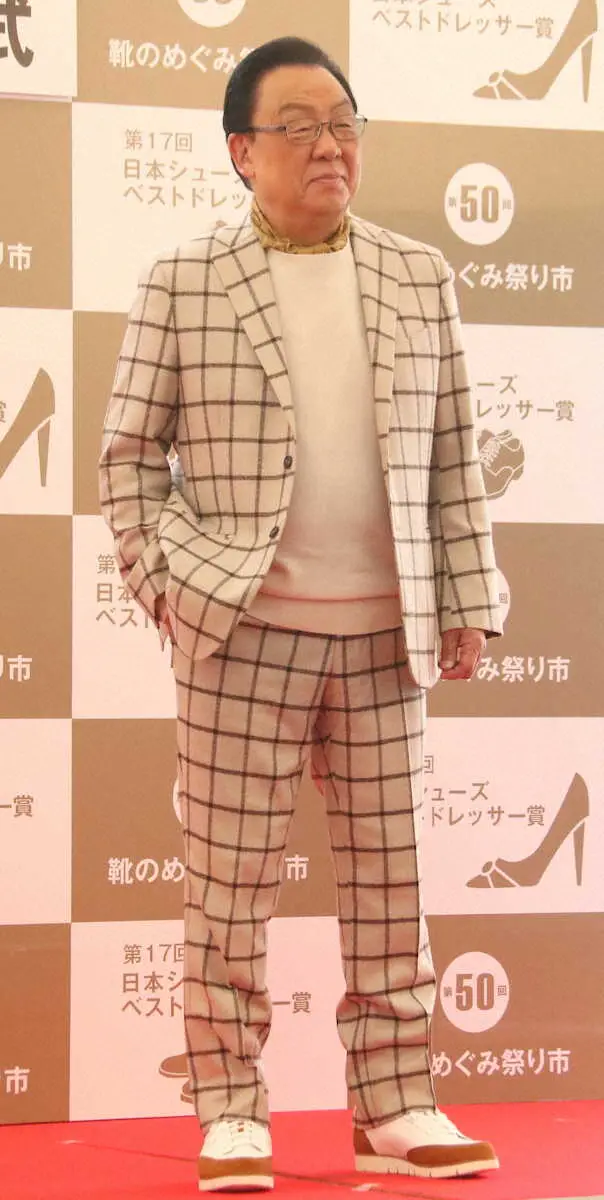 【画像・写真】梅沢富美男　“人生初”スニーカーにご満悦　松本人志には「ぜひお笑いの世界に復帰して」とエール