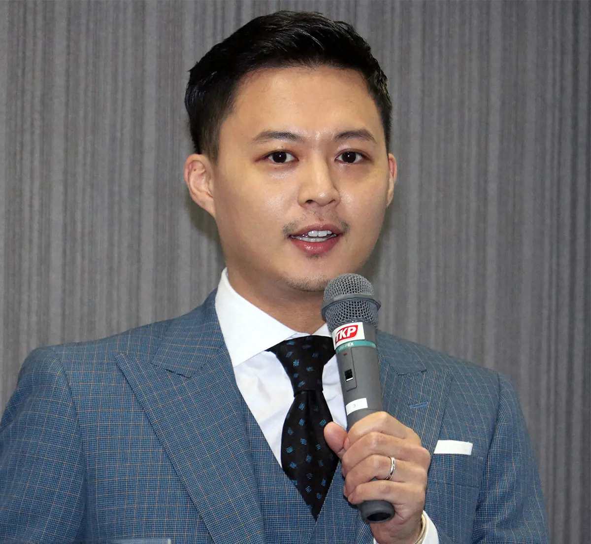 【画像・写真】花田優一　母・河野景子が還暦を迎えたと報告　赤いちゃんちゃんこ姿も「若々しく美しい還暦」の声