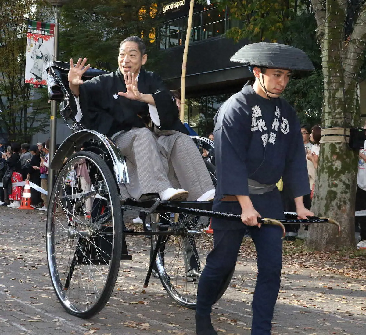 【画像・写真】市川中車　沿道から声援「大和田常務」　「立川立飛歌舞伎特別公演」お練り＆セレモニー