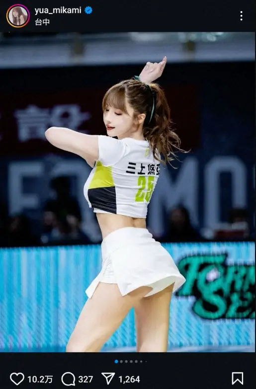 【画像・写真】三上悠亜　おへそチラリ！超ミニのチア・コスチューム姿披露に「女神さま」「腰の角度が最高」