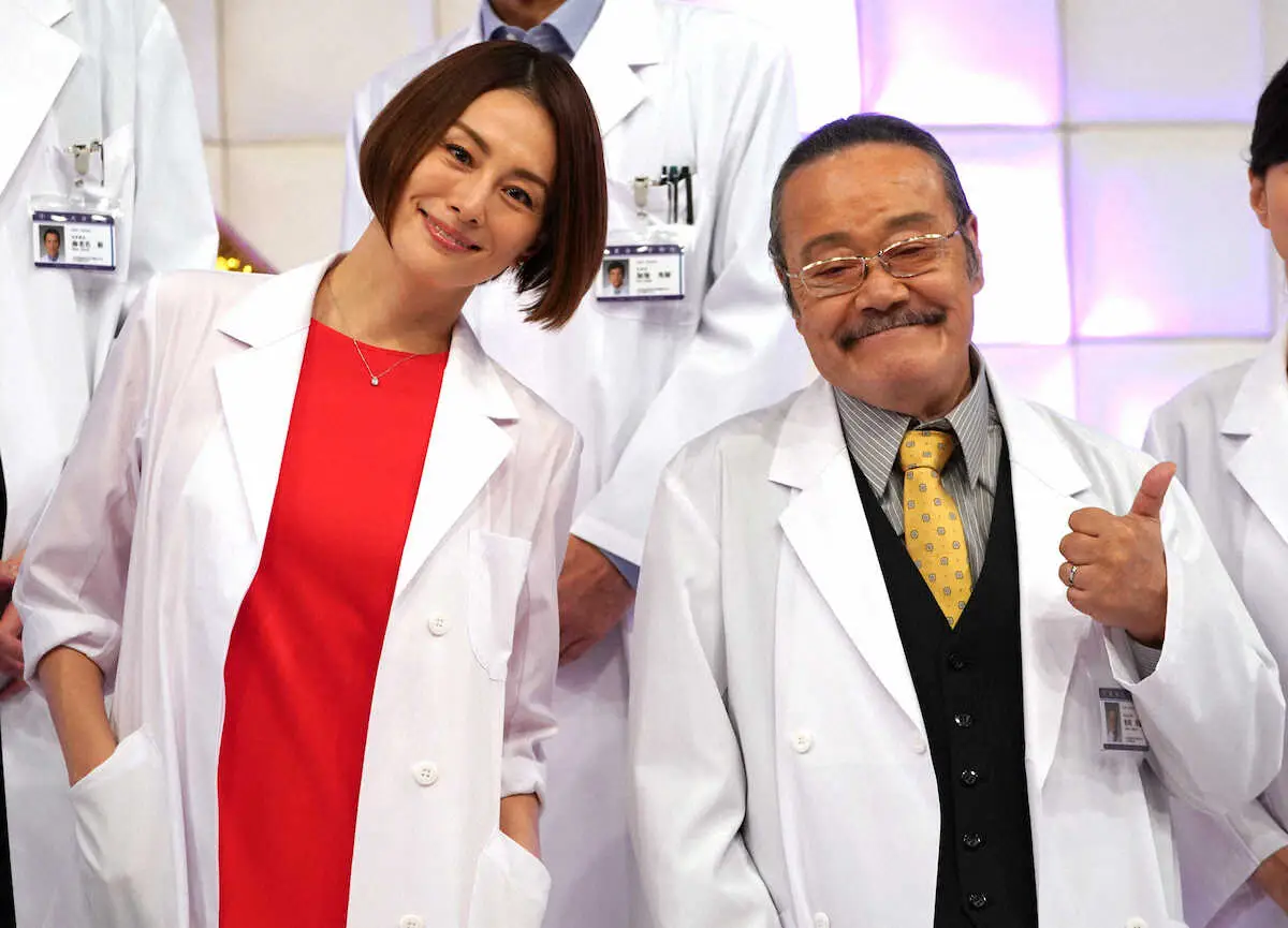 【画像・写真】＜テレビ朝日ドラマ「ドクターX～外科医・大門未知子～」制作発表記者会見＞フォトセッションで笑顔を見せる米倉涼子（左）と西田敏行（撮影・木村揚輔）