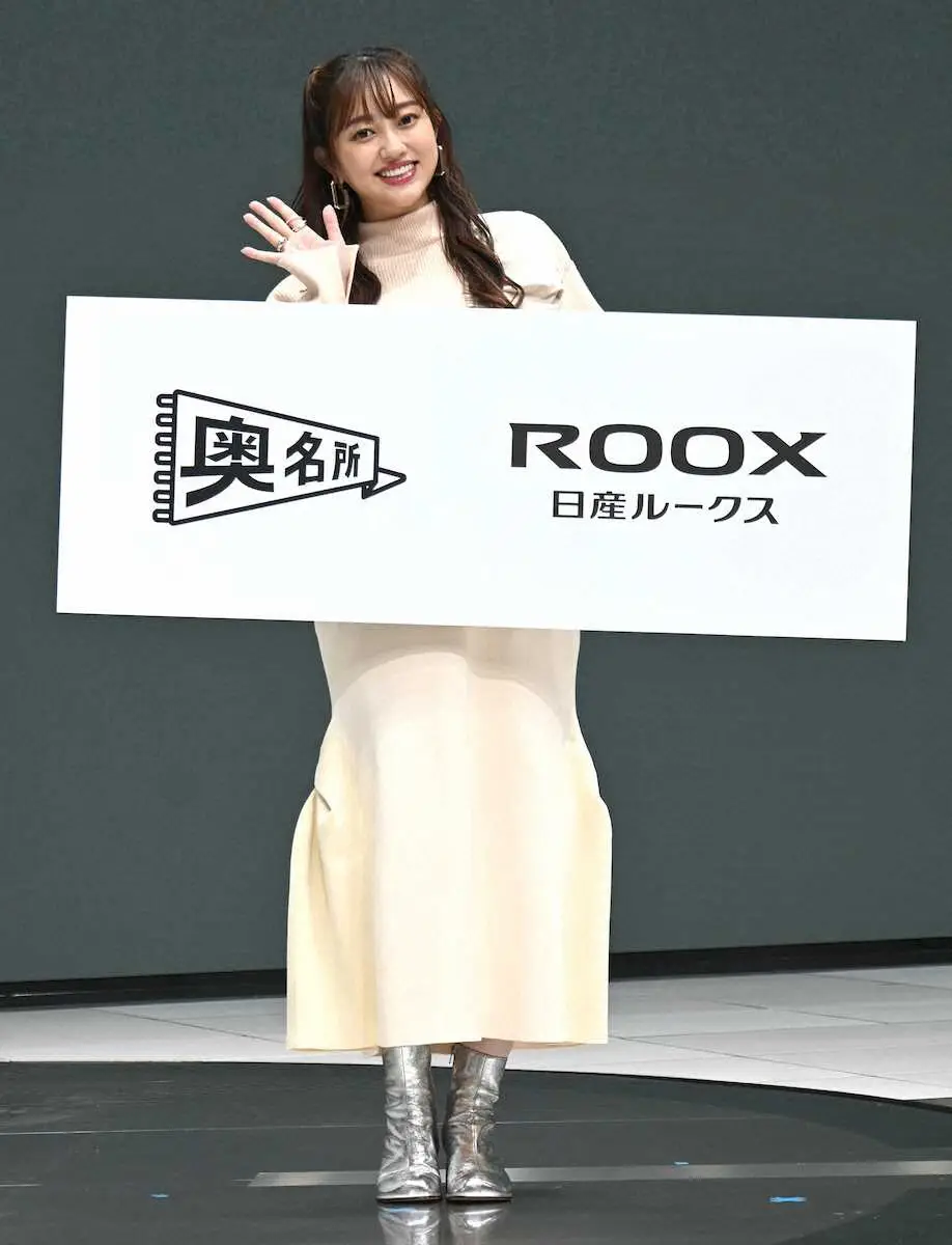 【画像・写真】フォトセッションに応じる菊地亜美（撮影・小渕　日向子）