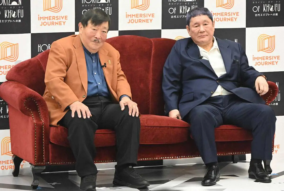 【画像・写真】＜「IMMERSIVE　JOURNEY」開館発表会＆先行体験会＞フォトセッションに応じる（左）吉村作治氏、北野武（撮影・小渕　日向子）