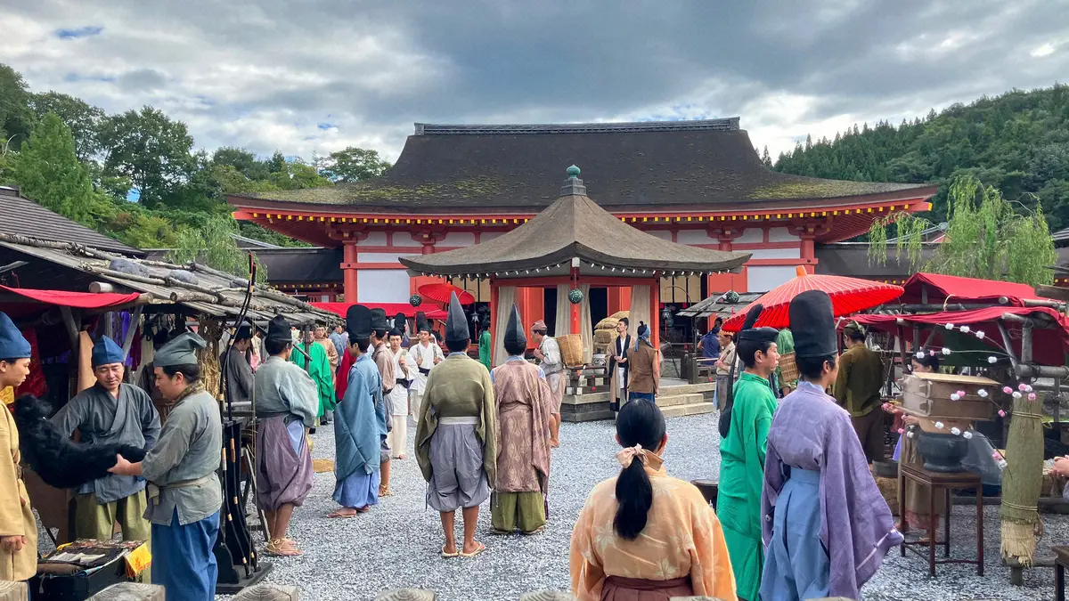 【画像・写真】「光る君へ」美術チーム　国際色豊かな大宰府の市を表現　露店には「まひろゾーン」と「周明ゾーン」