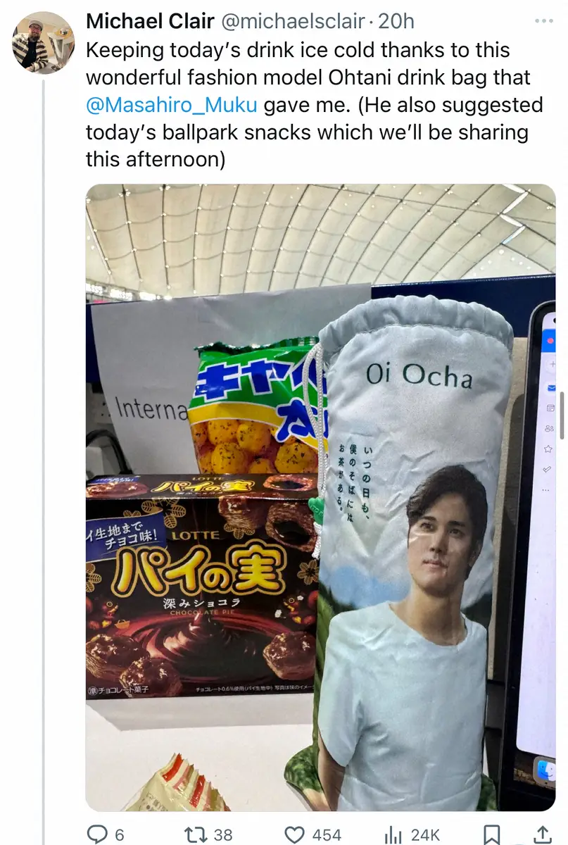 【画像・写真】来日中のMLB公式記者「感謝祭のごちそう」日本のスナックずらり　「見つかってしまったか」人気袋菓子も