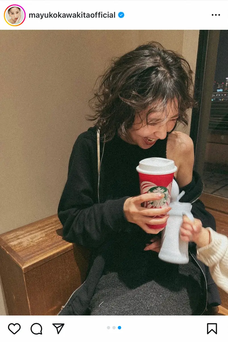 【画像・写真】1児のママ・河北麻友子　冬っぽい肩出し黒コーデで“乾杯”　「可愛すぎる」「ベビのおてて」の声