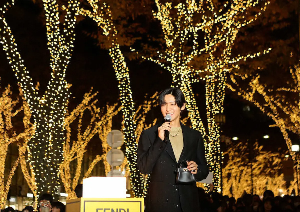 【画像・写真】イルミネーションを背に笑顔で話す目黒蓮　（撮影・白鳥　佳樹）