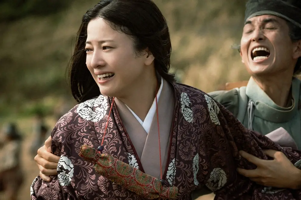 【画像・写真】大河ドラマ「光る君へ」第47話。周明を置いて去るまひろ（吉高由里子）は…（C）NHK