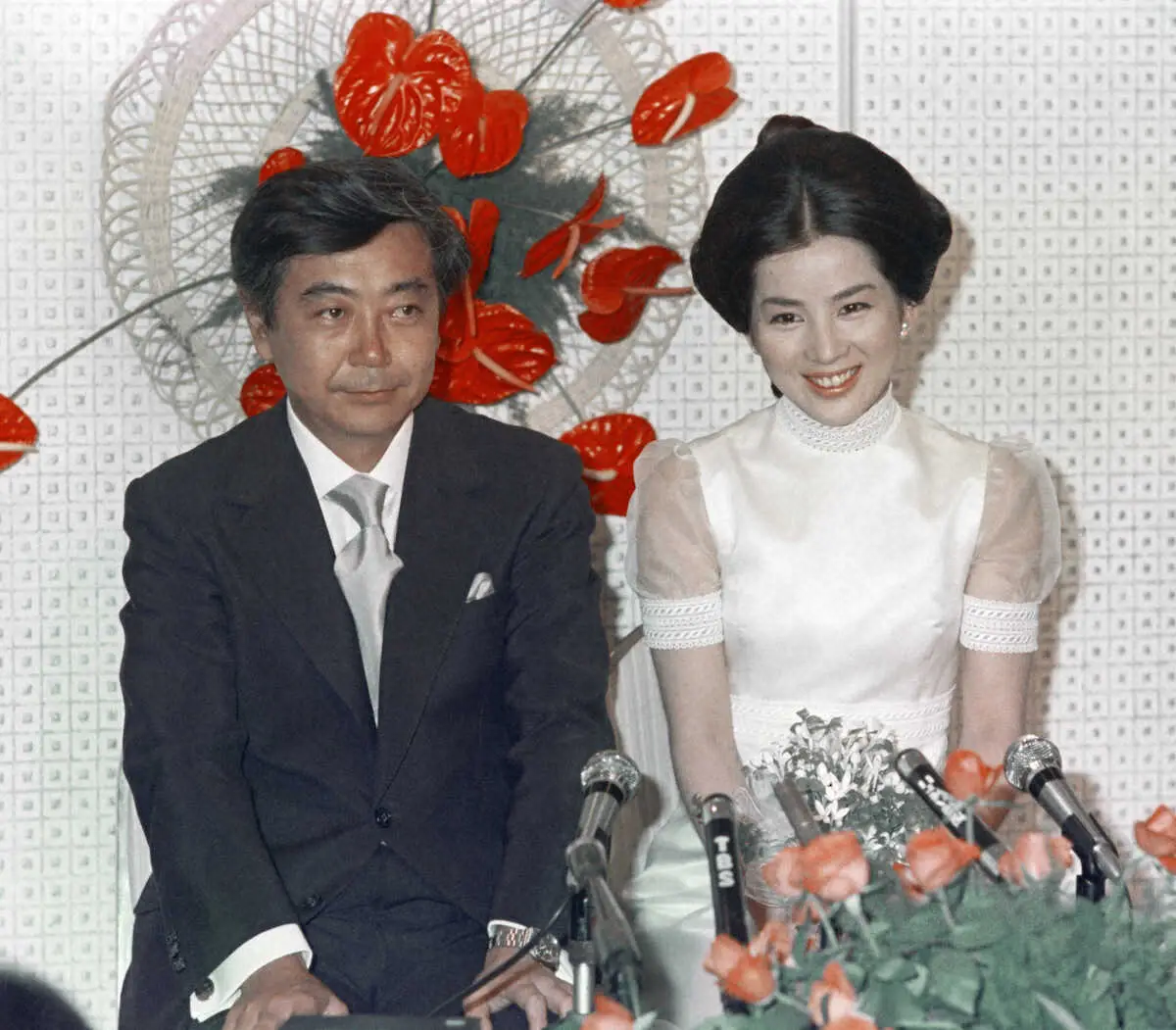 【画像・写真】73年8月3日、披露宴パーティーで会見する岡田さんと吉永小百合