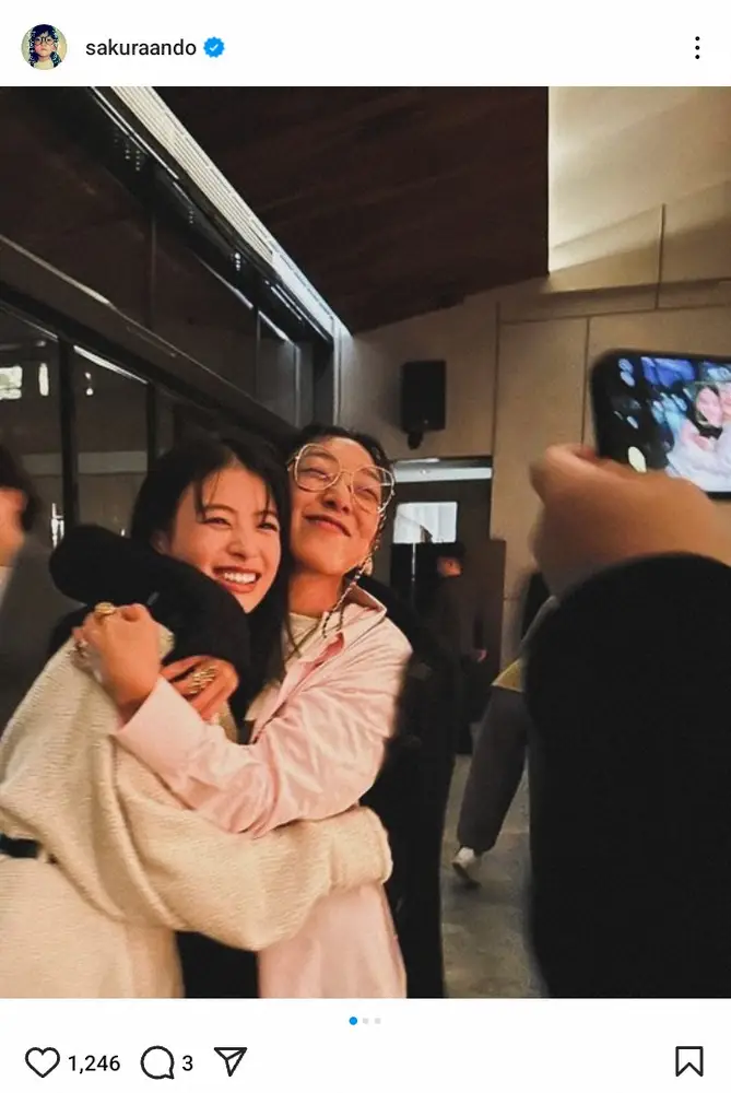 【画像・写真】安藤サクラ　ハグ強すぎ！？仲良し2ショの23歳人気女優に「姐さんとのゼロ距離感」「色々ヤバすぎ」