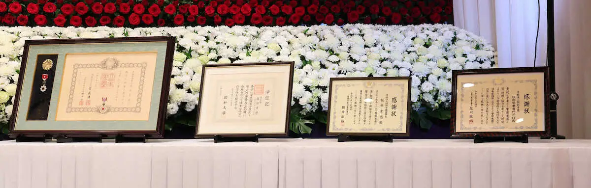 【画像・写真】服部幸應さん合同葬に約8000人　祭壇には赤と白の約1万本の花　軌跡を振り返る品々も複数展示